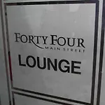 ホテル Forty Four Main Street スウォーズ