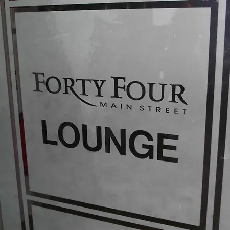 ホテル Forty Four Main Street スウォーズ