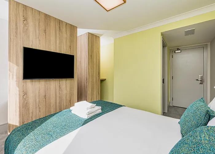 Forty Four Main Street 2* Swords