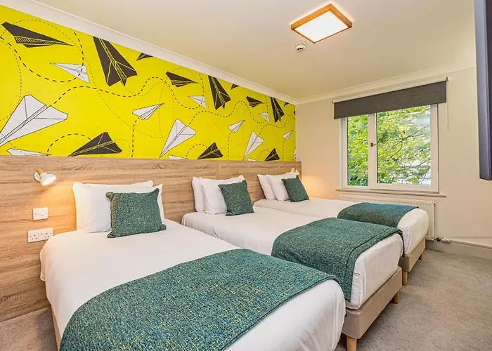 Forty Four Main Street 2* Swords