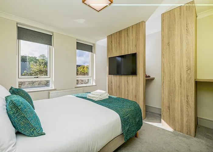 Forty Four Main Street 2* Swords